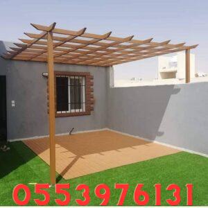 مظلات خشبية في السطح